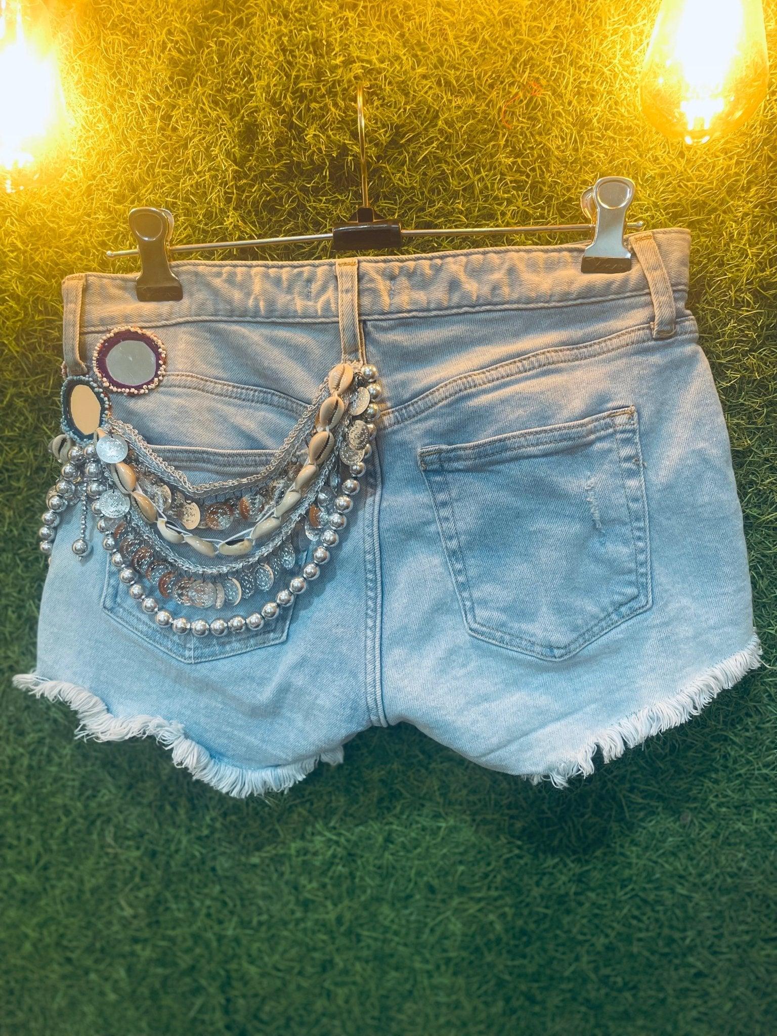 Shimmering seaside chains denim shorts - Image 3